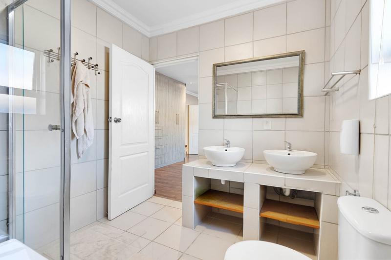 To Let 4 Bedroom Property for Rent in Gordons Bay Central Western Cape